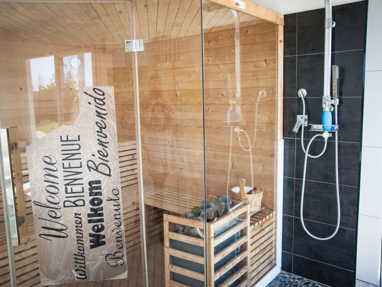 Halterung mit Wallbox - Drinnen