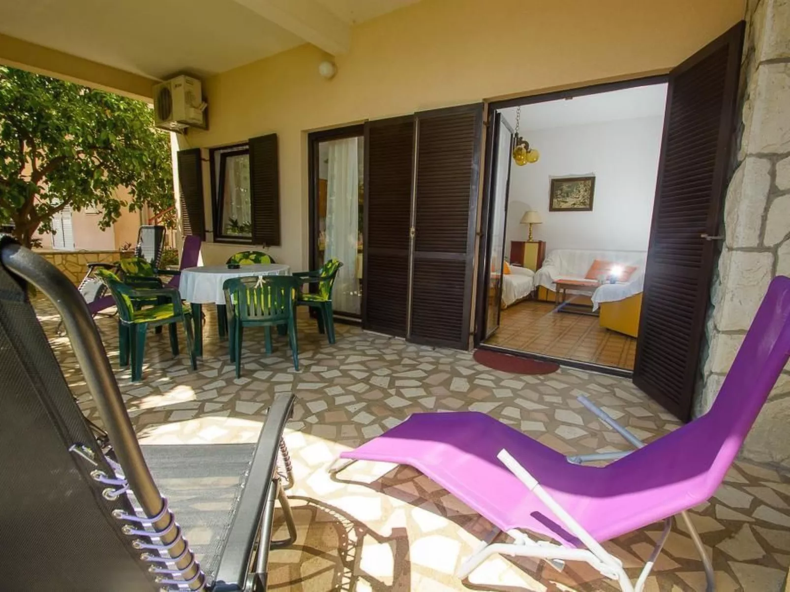 Strandnahe Ferienwohnung Jure mit großer Terrasse - Dedans