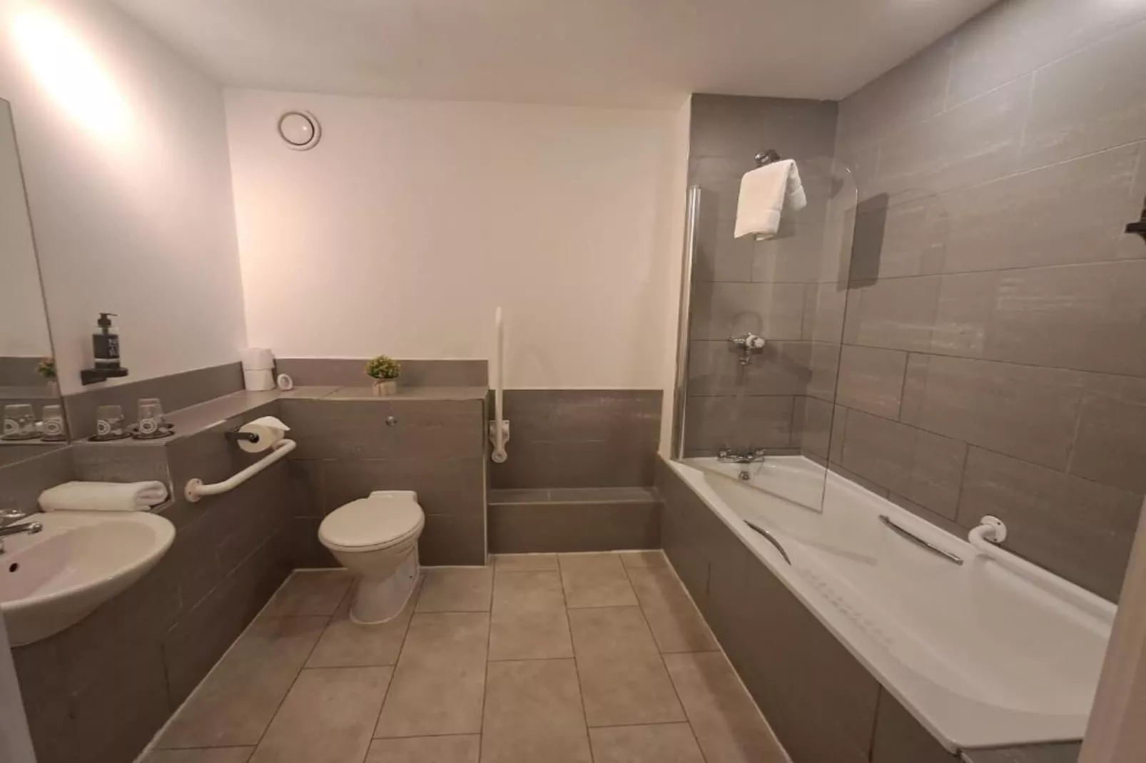Standard Triple Room - Bathroom