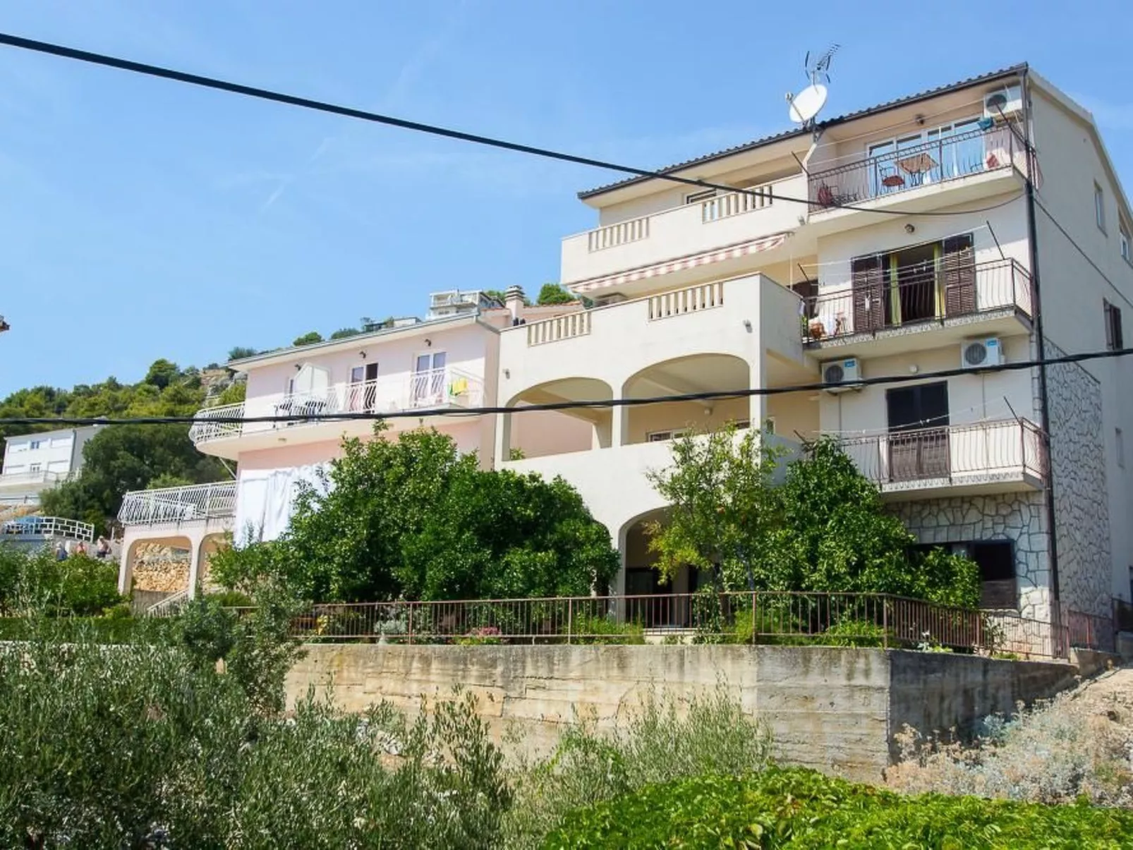 Strandnahe Ferienwohnung Jure mit großer Terrasse - Dehors