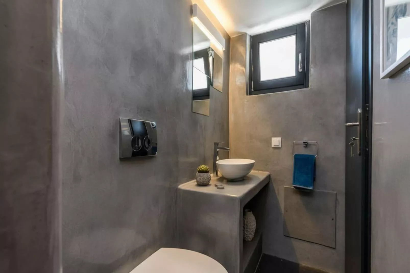 Poseidon’s Water Escape Santorini Rooftop Jacuzzi - Bathroom