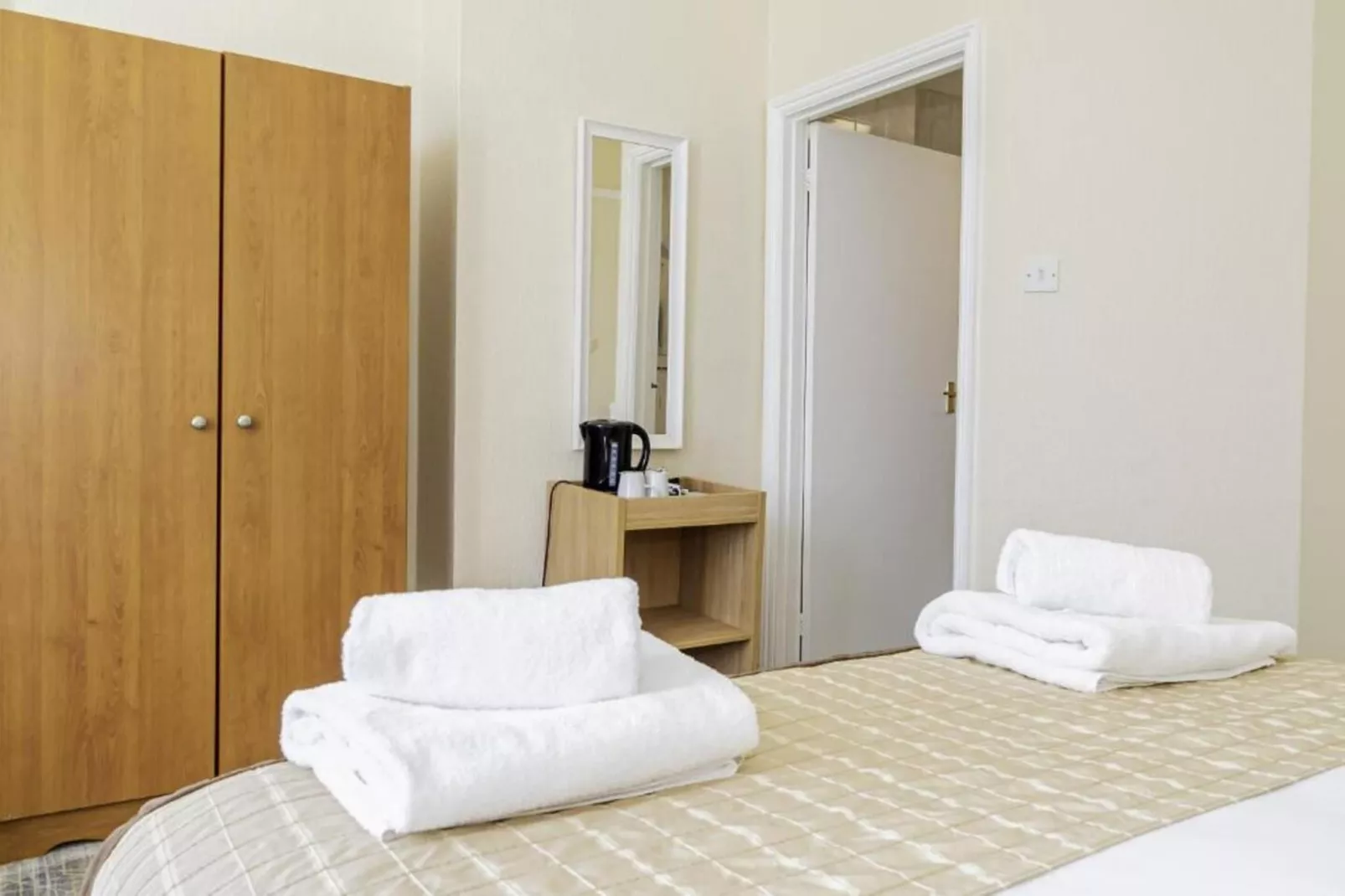 Standard Double Room - Schlafzimmer