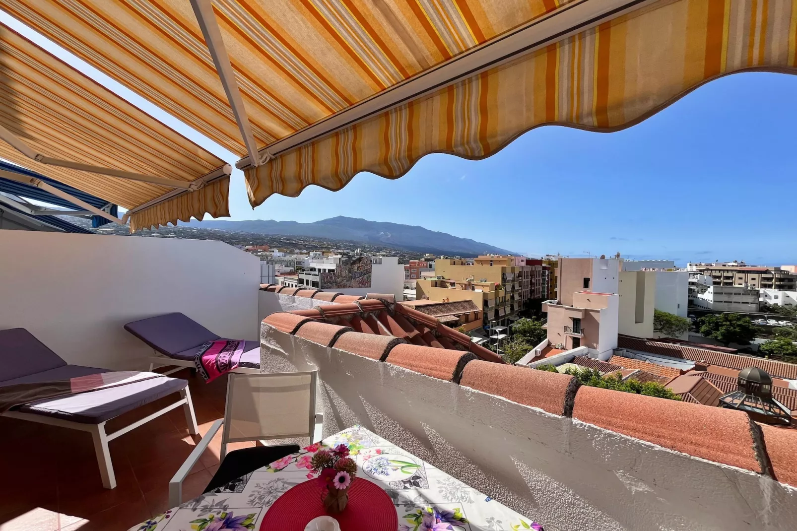 Apartment Atico La Plaza - View in summer