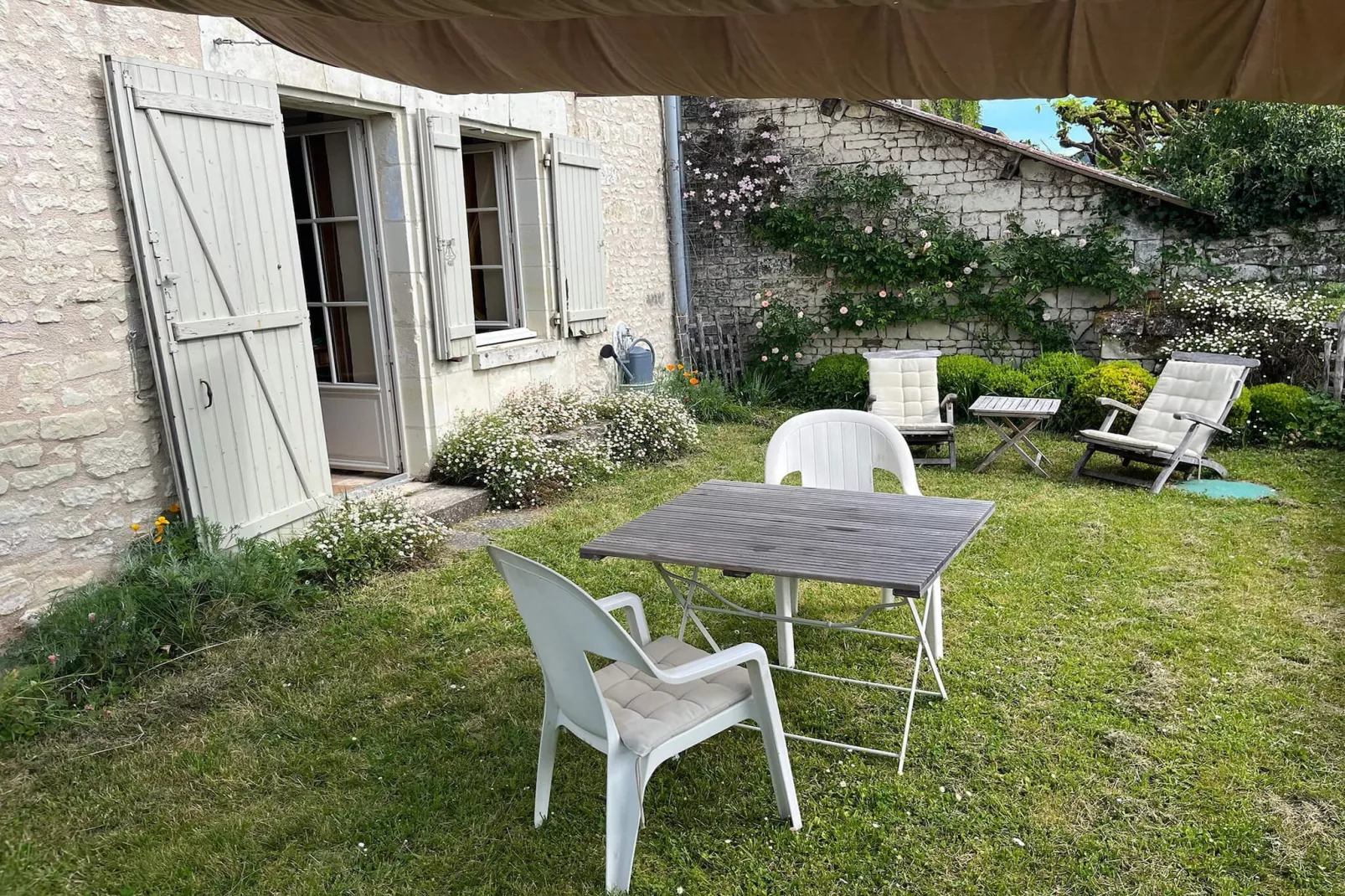 Maison de vacances Sossay - Terrace balcony