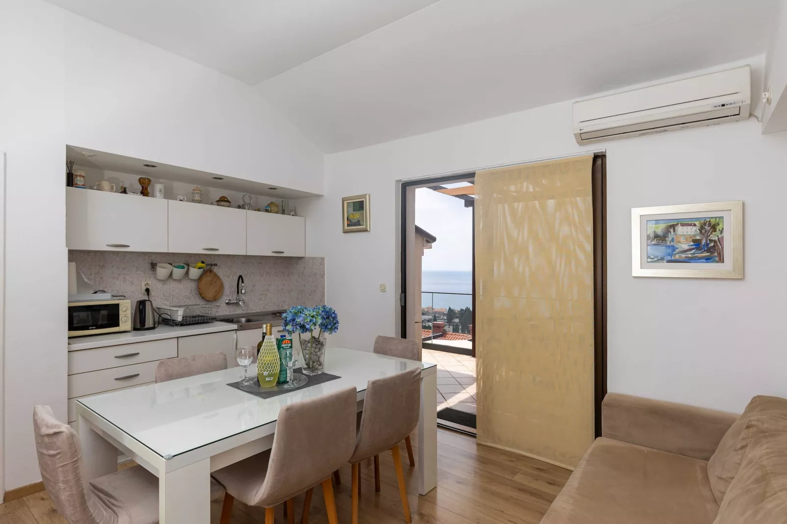 Guest House Kono - Two-Bedroom Apartment with Balcony and Sea View - Marka Gjaje Street - Dining room