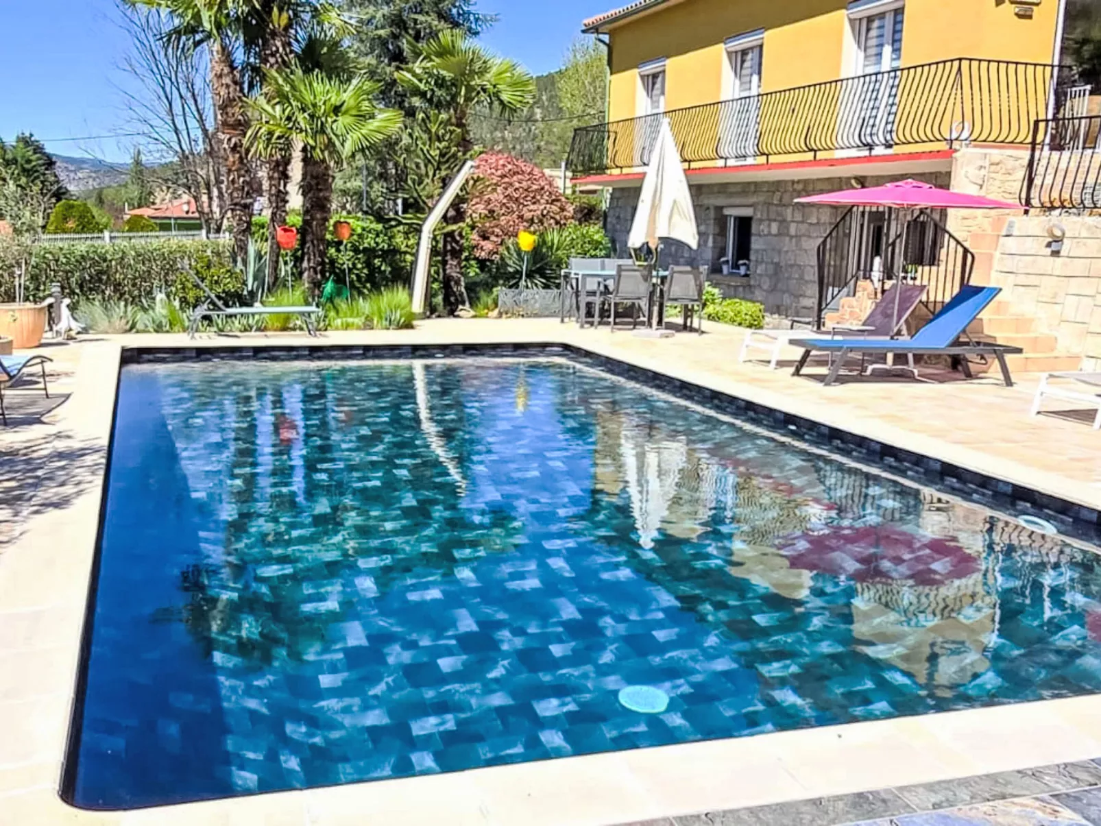 "Villa romaga mit Wallbox - Draußen