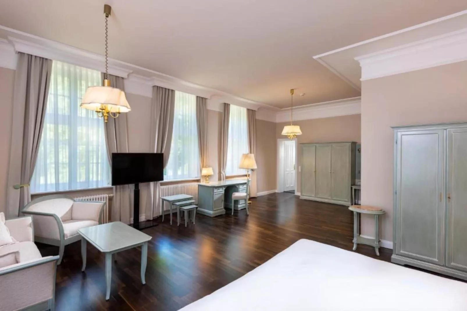 Rugen Manor Suite