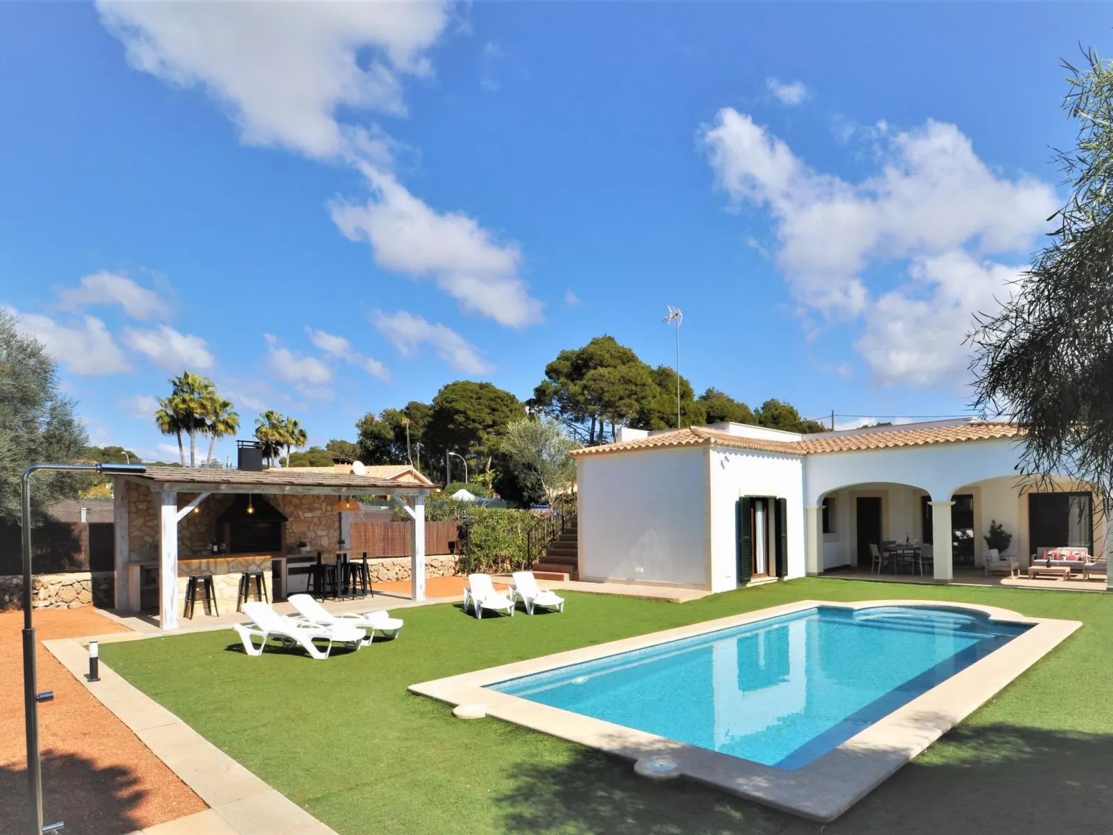 VILLA MONICA en barrio residencial de Cala Pi para 6 personas con piscina priva