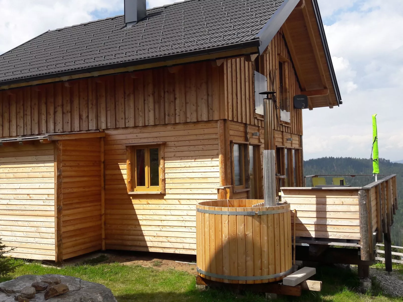 Gemütliche Bergehütte für acht Personen mit Outdoor-Badefass und Sauna