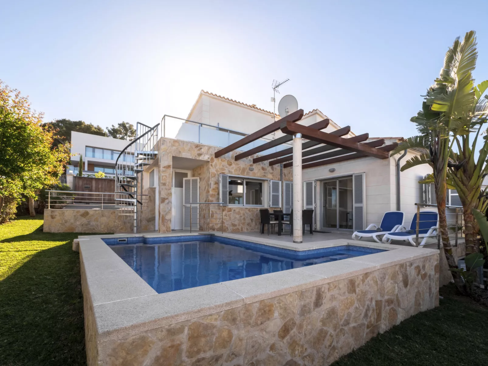 Moderne Villa mit Pool, Terrasse und traumhaften Meerblick