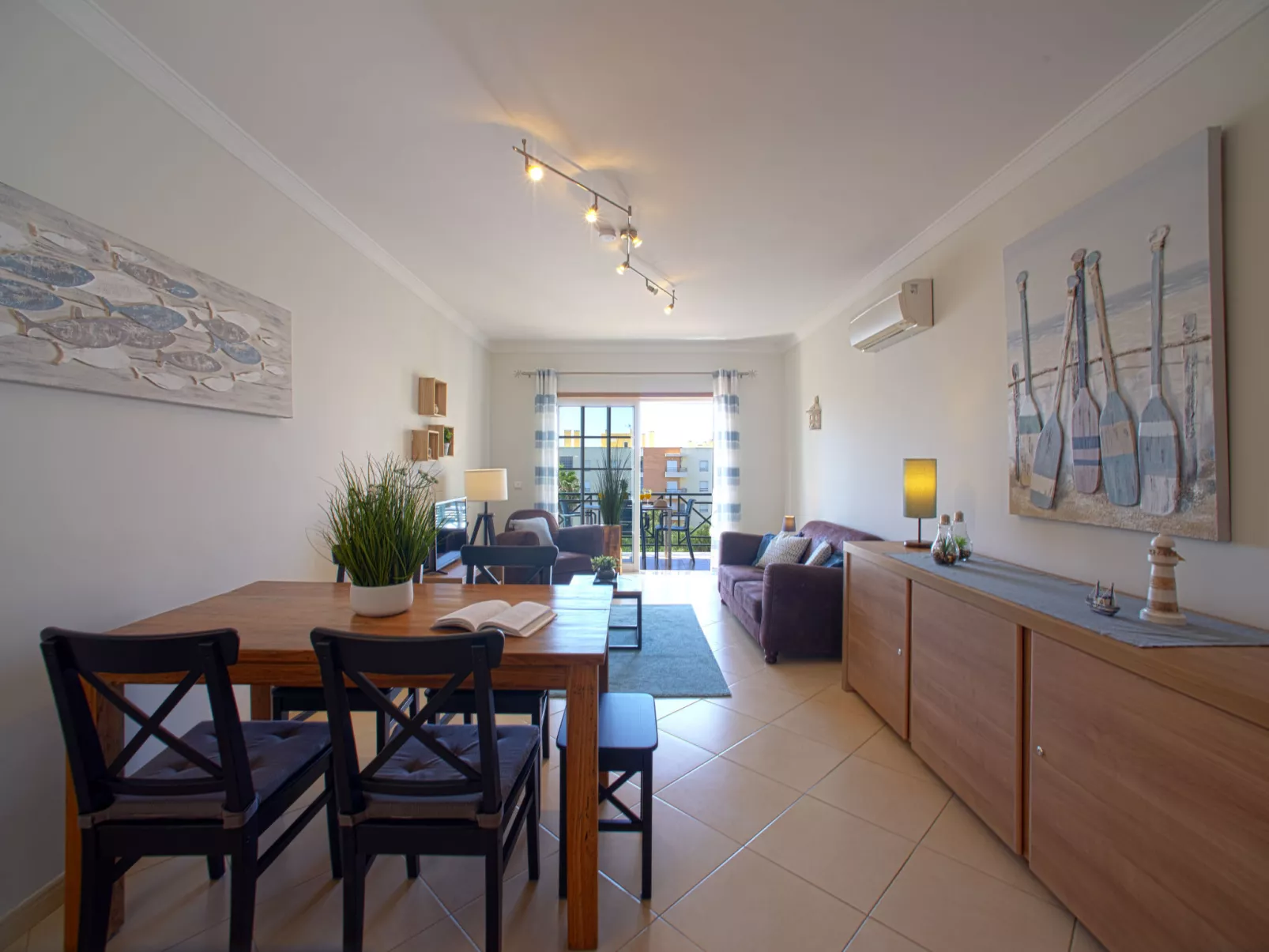Sunny Beach Retreat-Dedans