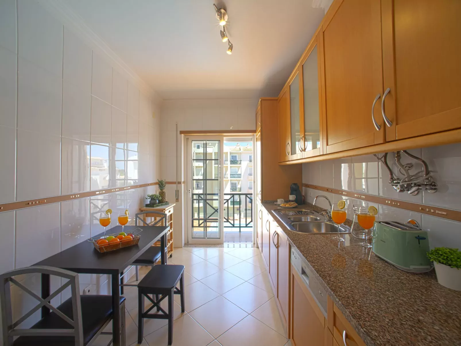 Sunny Beach Retreat-Dedans