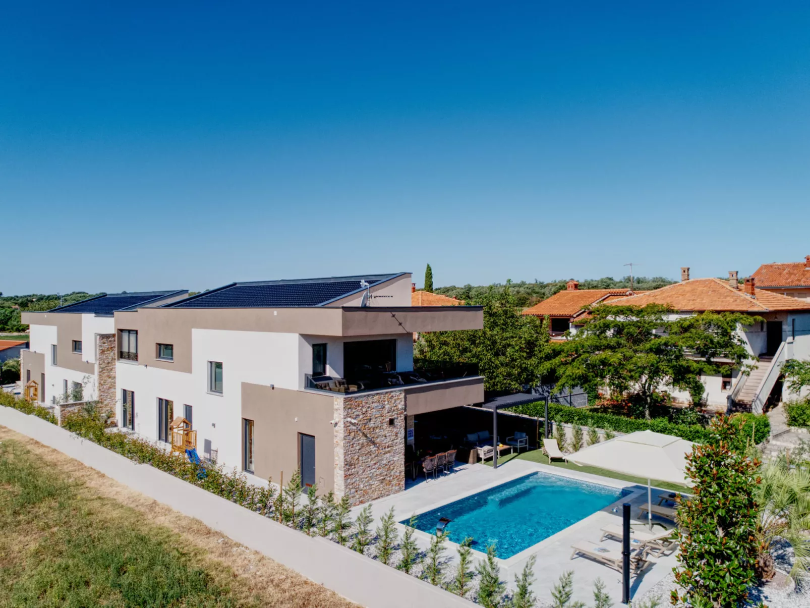 COMPLEX 2 VILLAS PIERON-BAVIGO