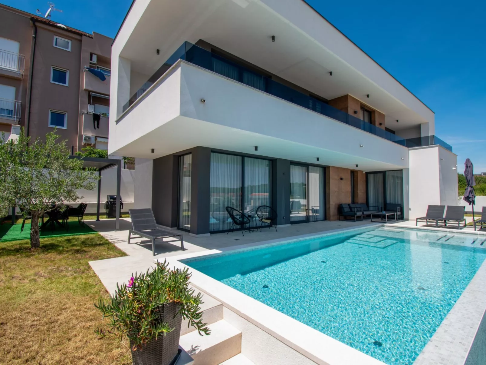 Villa Infinity Gem