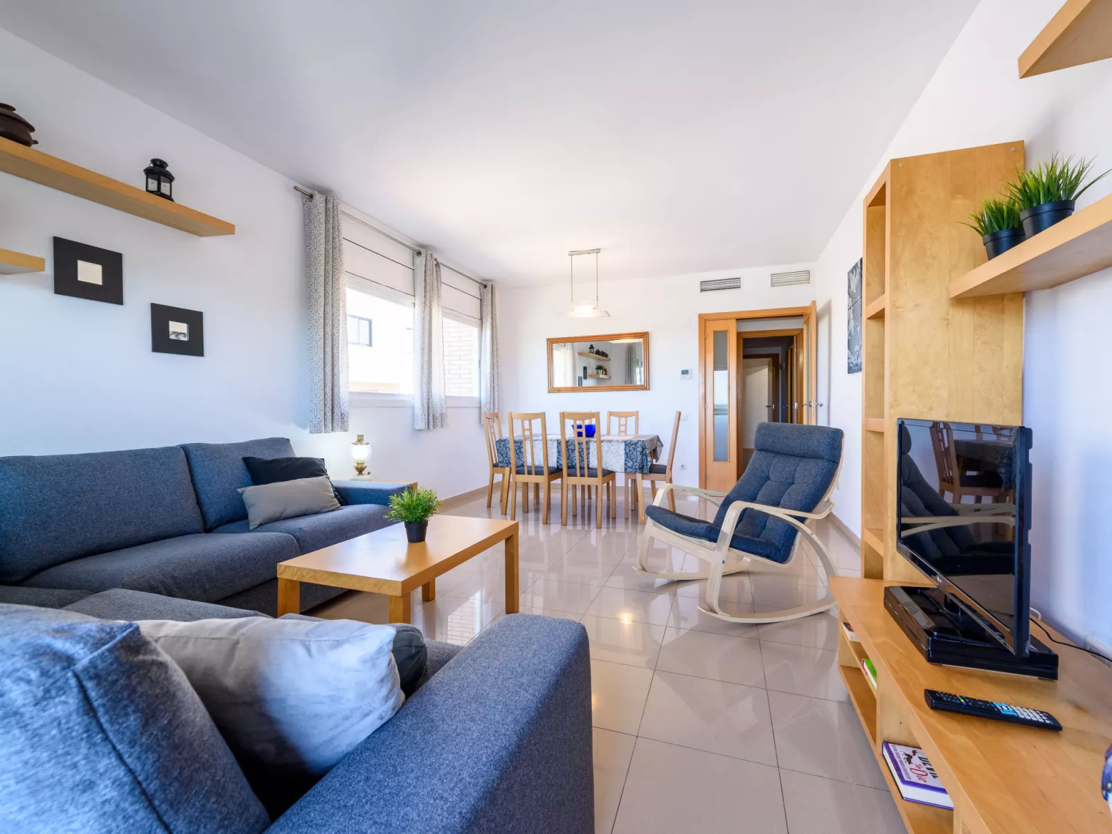 Nou Salou - Inside