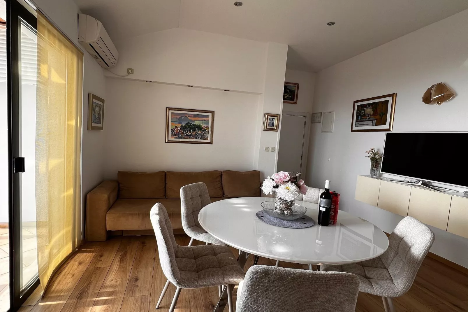 Guest House Kono - Two-Bedroom Apartment with Balcony and Sea View - Marka Gjaje Street - Dining room