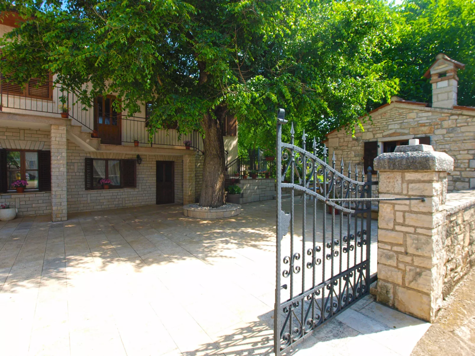 Apartment 1655 - Outside