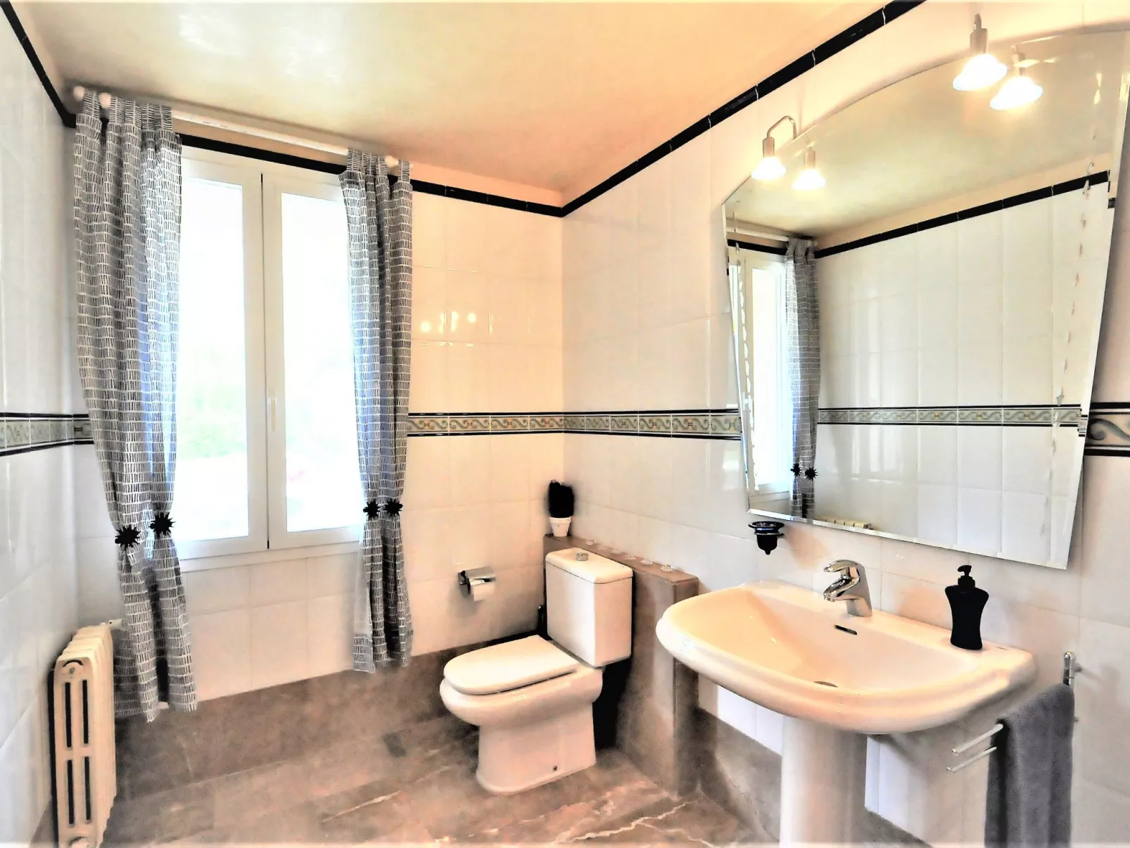 Villa con piscina y pista de tenis privada ideal para familias.  - WiFi Gratis - Outside