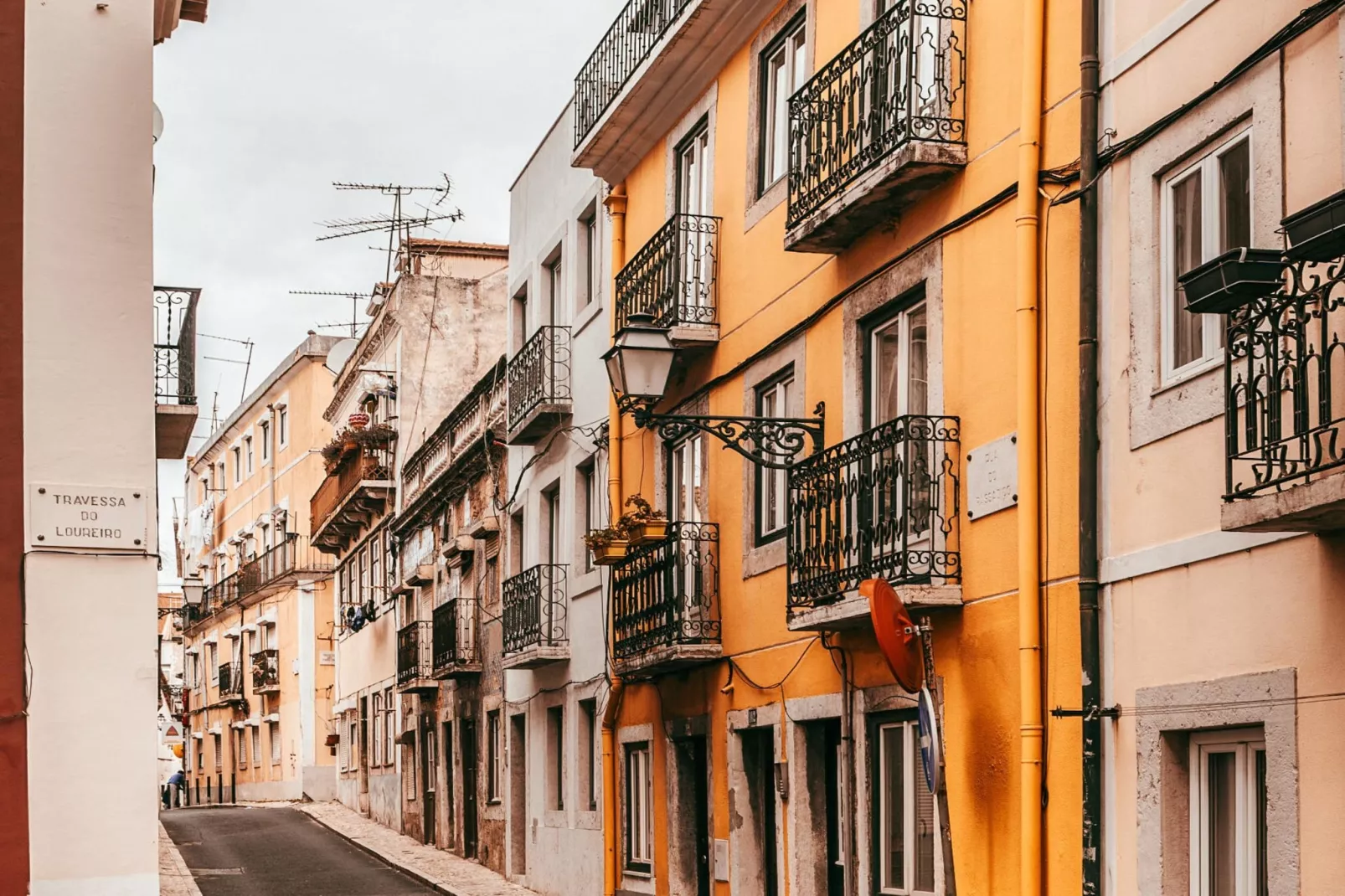 Central & Typical Lisboa by GT House - Außenbereich Sommer