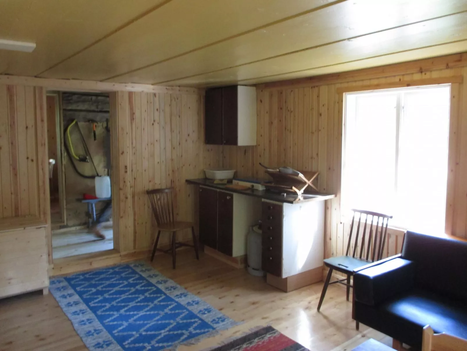 Einfache Holzhütte für das wahre Naturerlebnis am Stausee
