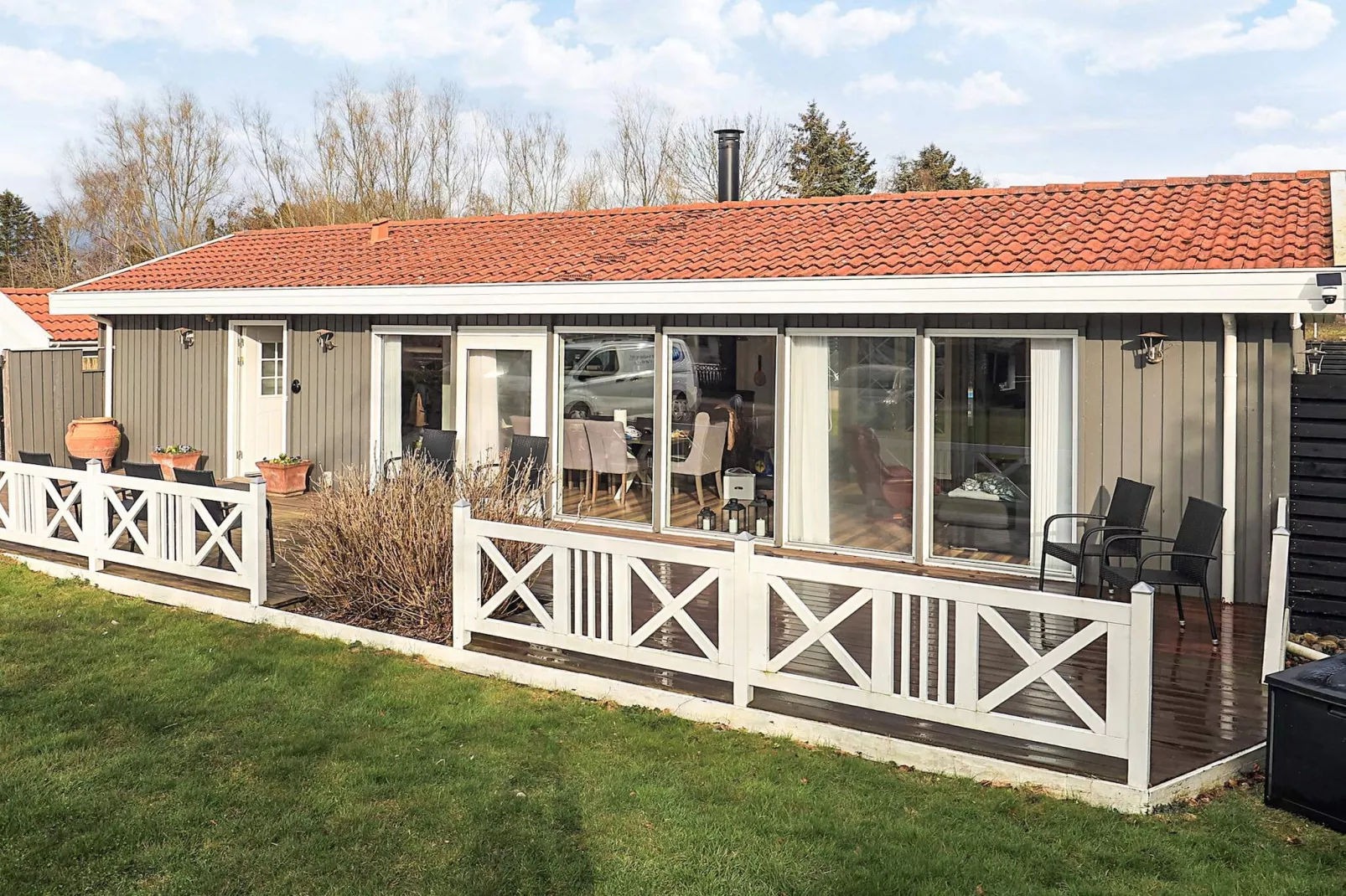 Poolhaus mit Bouleplatz