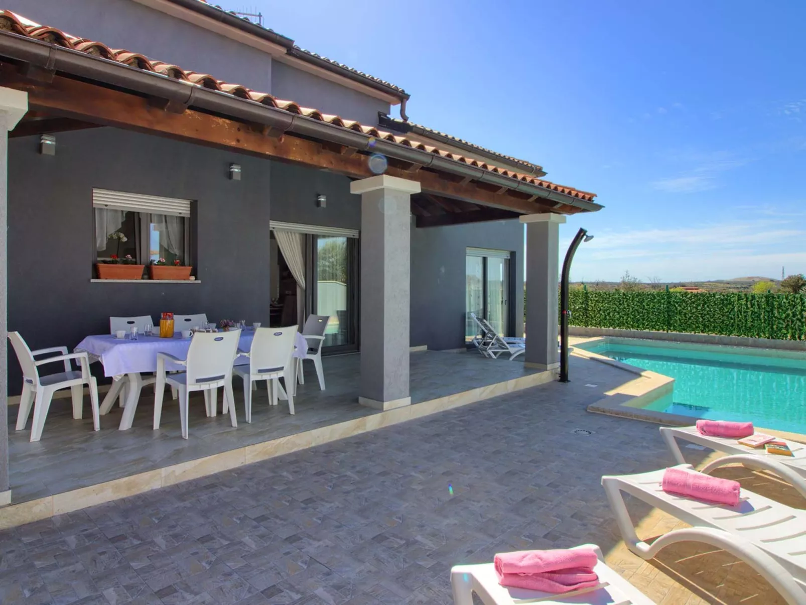 Villa Verde with heated pool