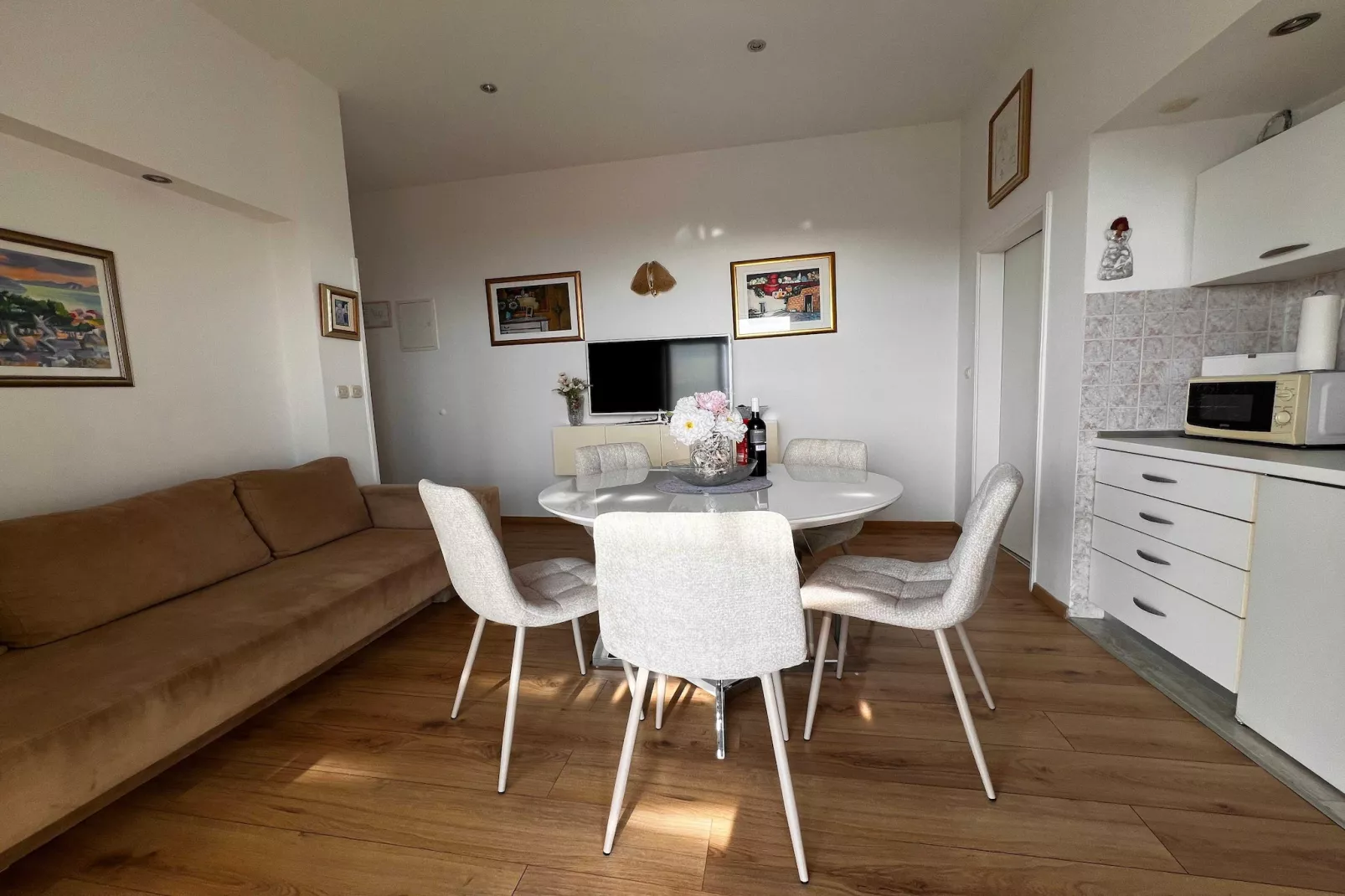 Guest House Kono - Two-Bedroom Apartment with Balcony and Sea View - Marka Gjaje Street - Dining room