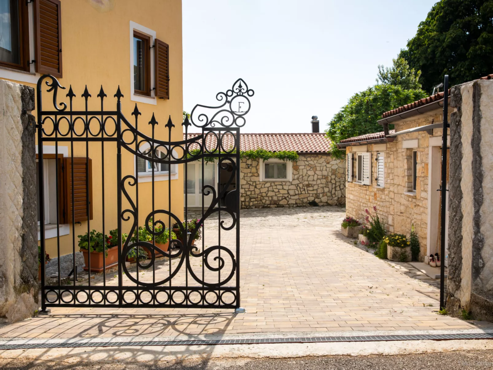 House Barat - Outside