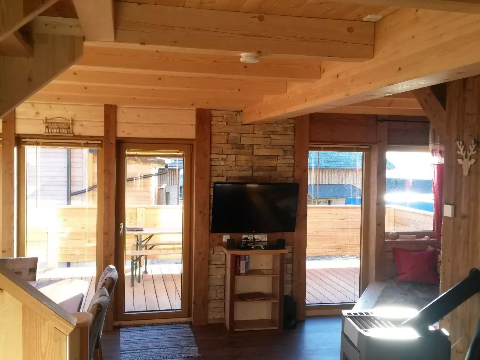 Gemütliche Bergehütte für acht Personen mit Outdoor-Badefass und Sauna