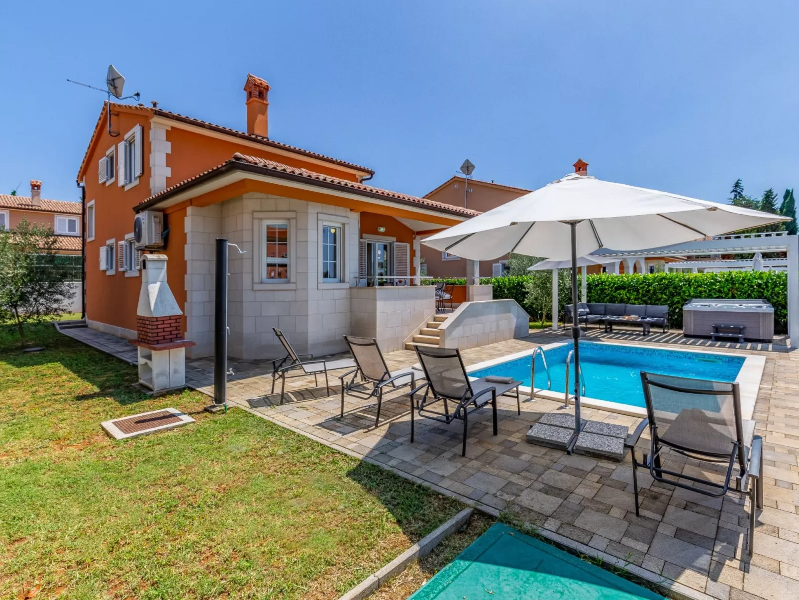 Villa Lotus 13F