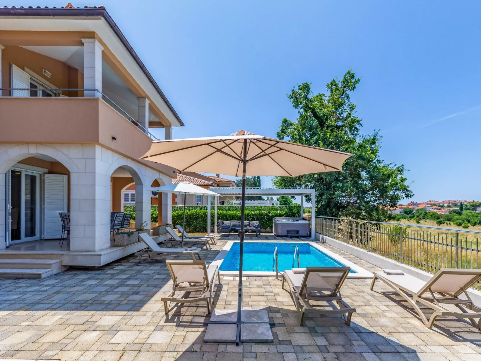 Villa Lotus 13E