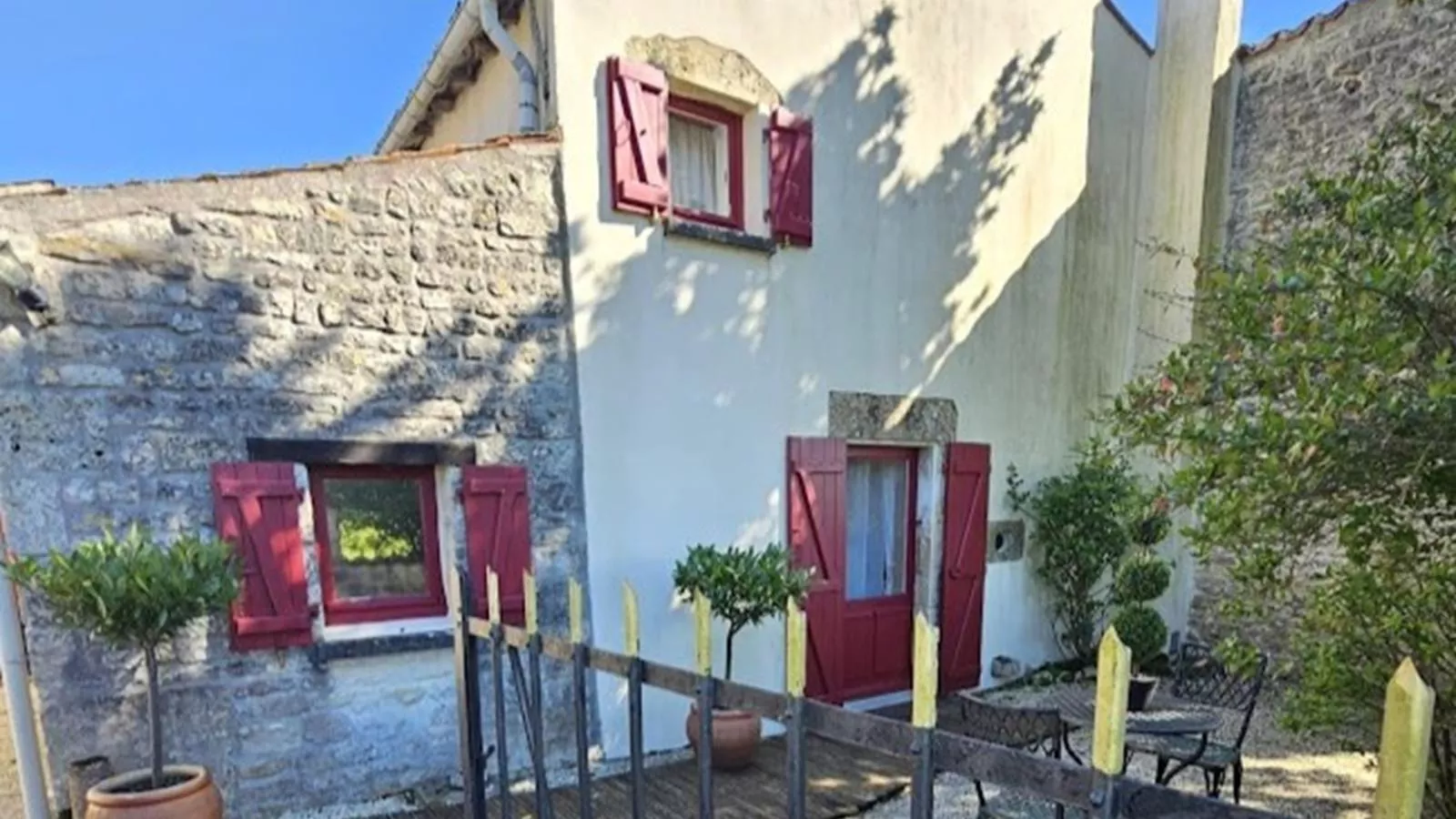 Le Bonheur - Exterior in summer