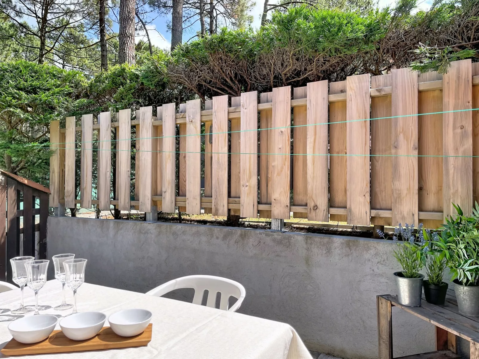 Les Pins - Outside