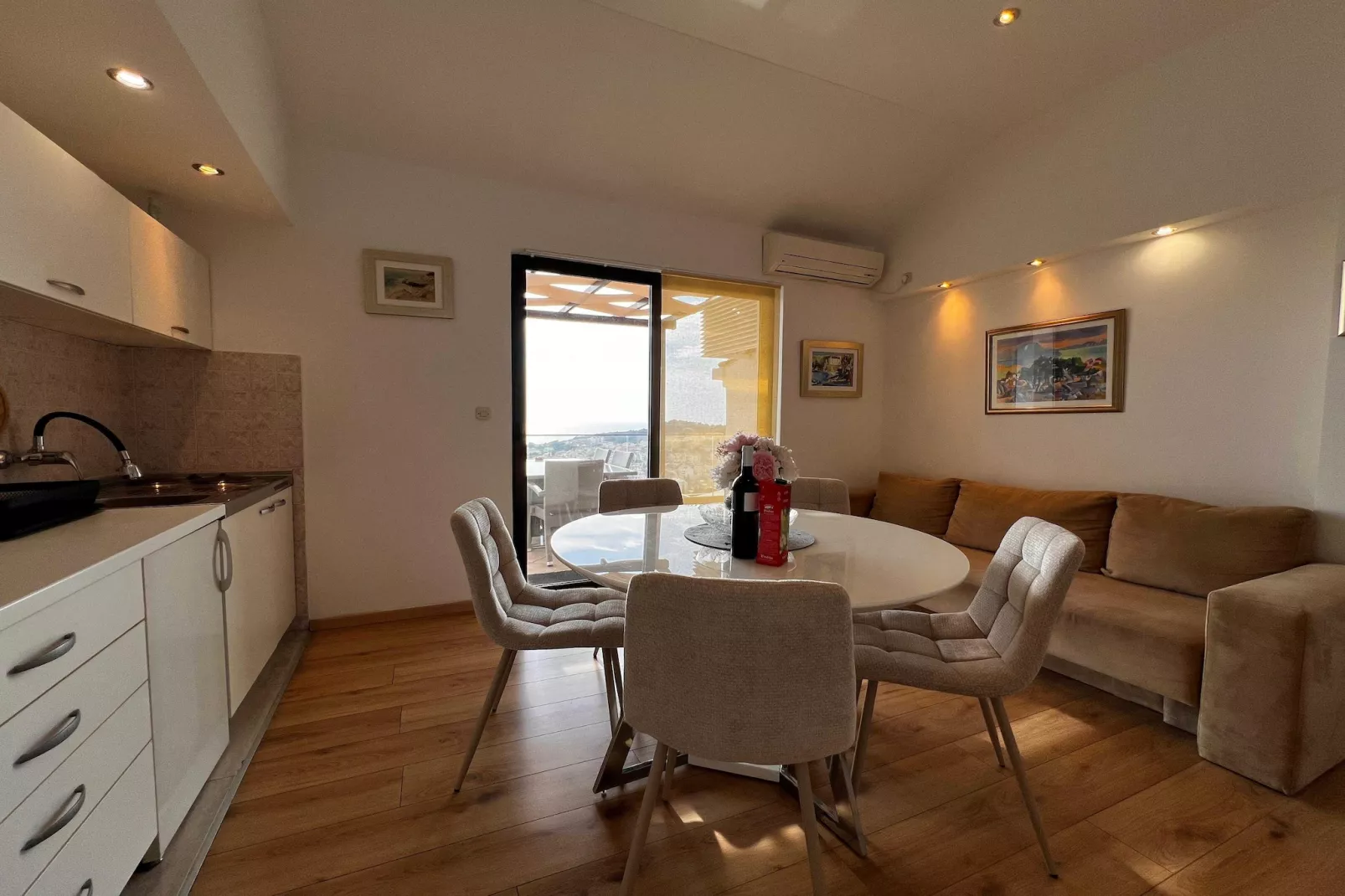 Guest House Kono - Two-Bedroom Apartment with Balcony and Sea View - Marka Gjaje Street - Dining room