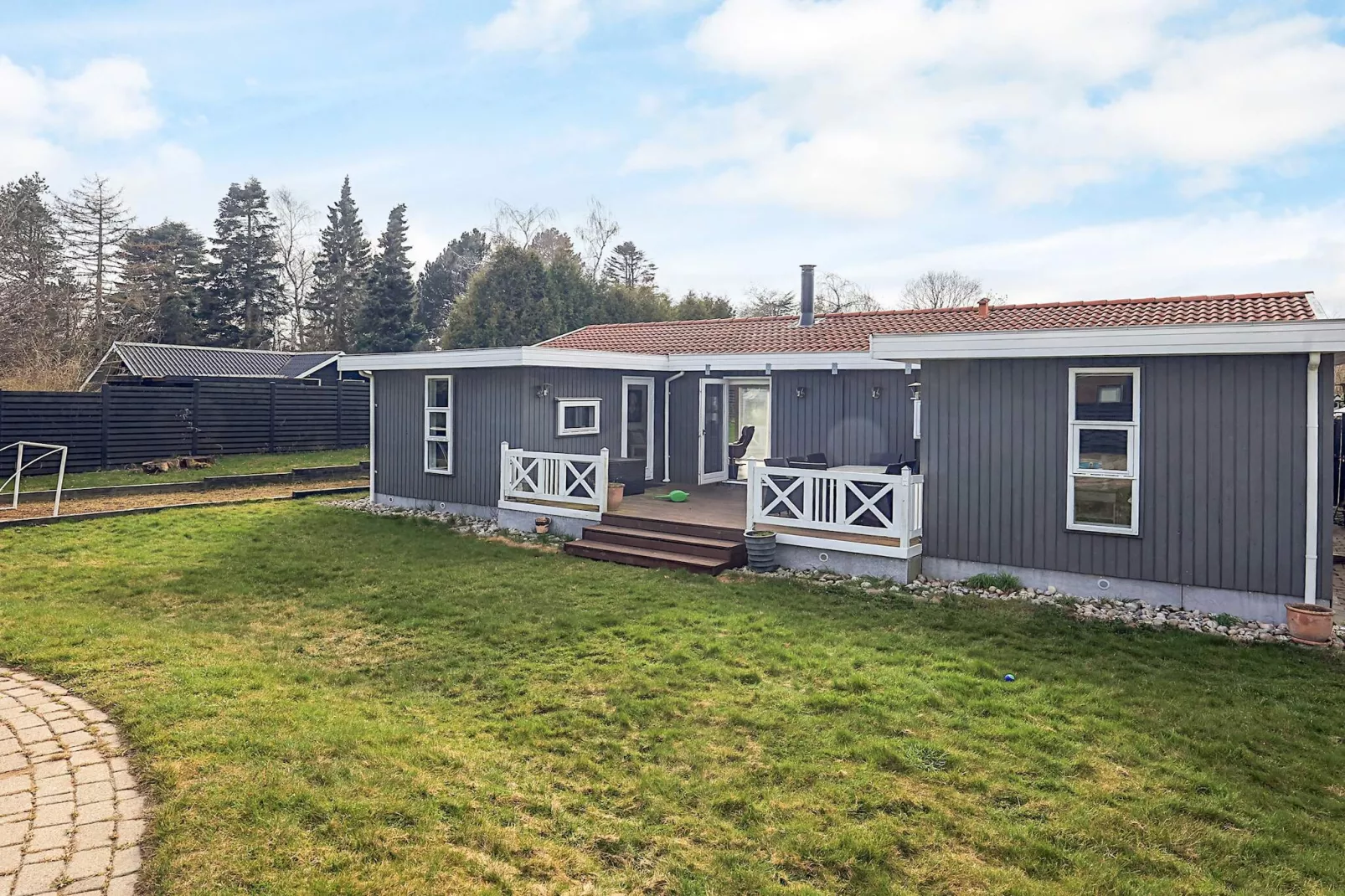 Poolhaus mit Bouleplatz