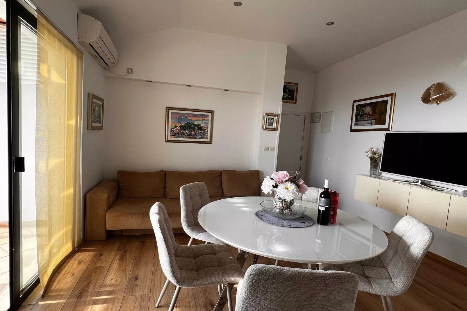 Guest House Kono - Two-Bedroom Apartment with Balcony and Sea View - Marka Gjaje Street - Dining room