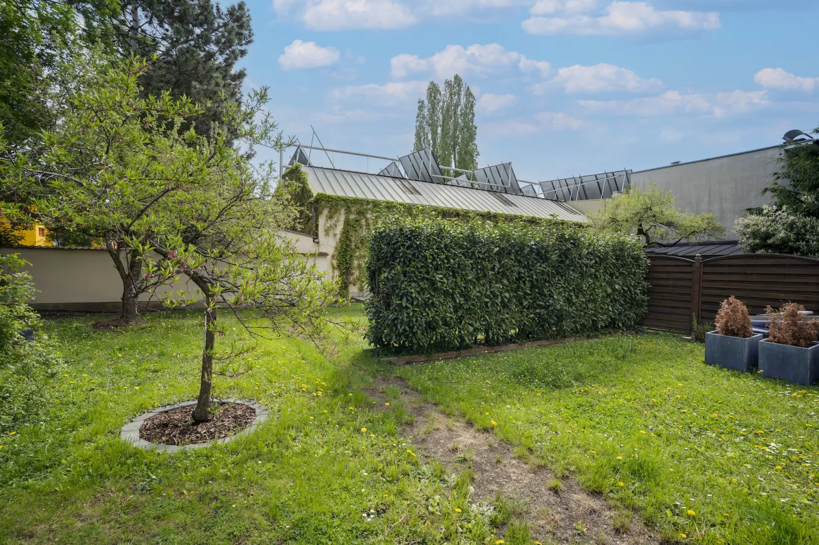 Top 8 Apartment 2P in Graz - Gardens in summer