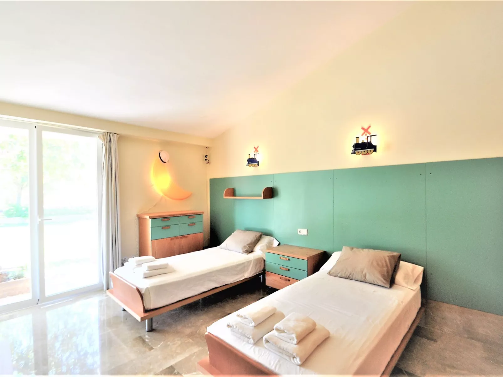 Villa con piscina y pista de tenis privada ideal para familias.  - WiFi Gratis - Inside