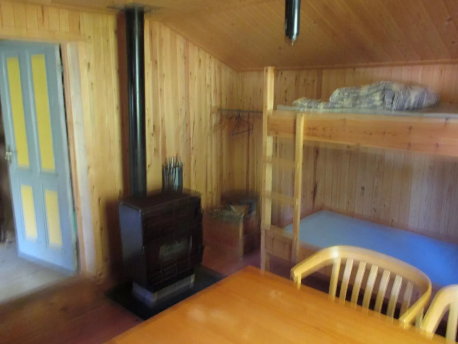 Einfache Holzhütte für das wahre Naturerlebnis am Stausee - Dedans