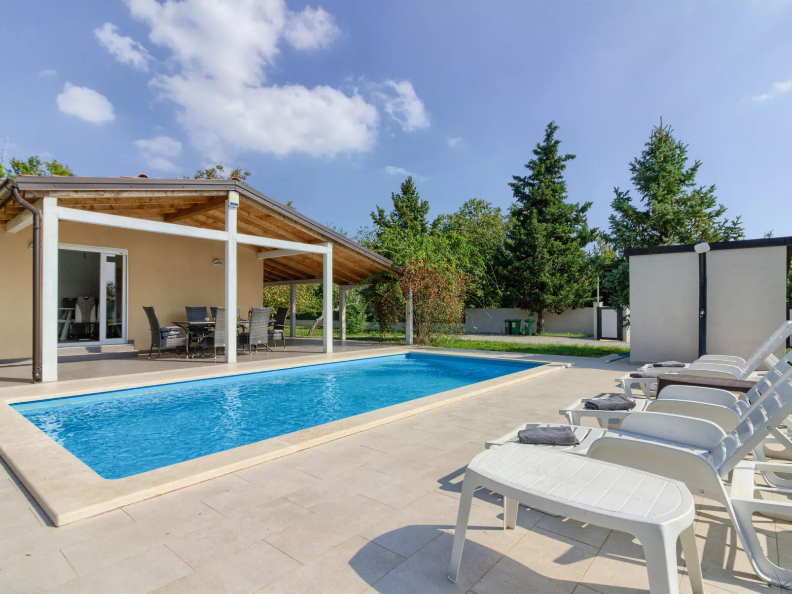 Villa NEZAKCIJ - Draußen