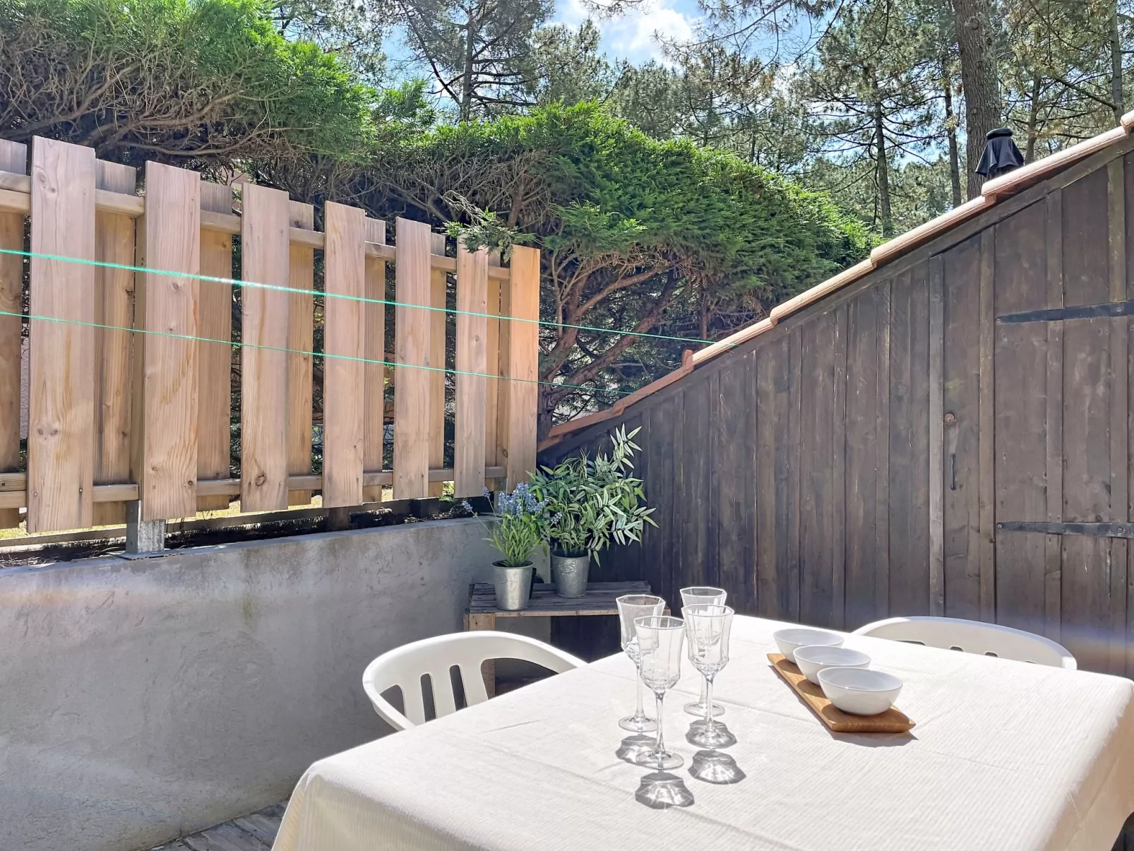 Les Pins - Outside