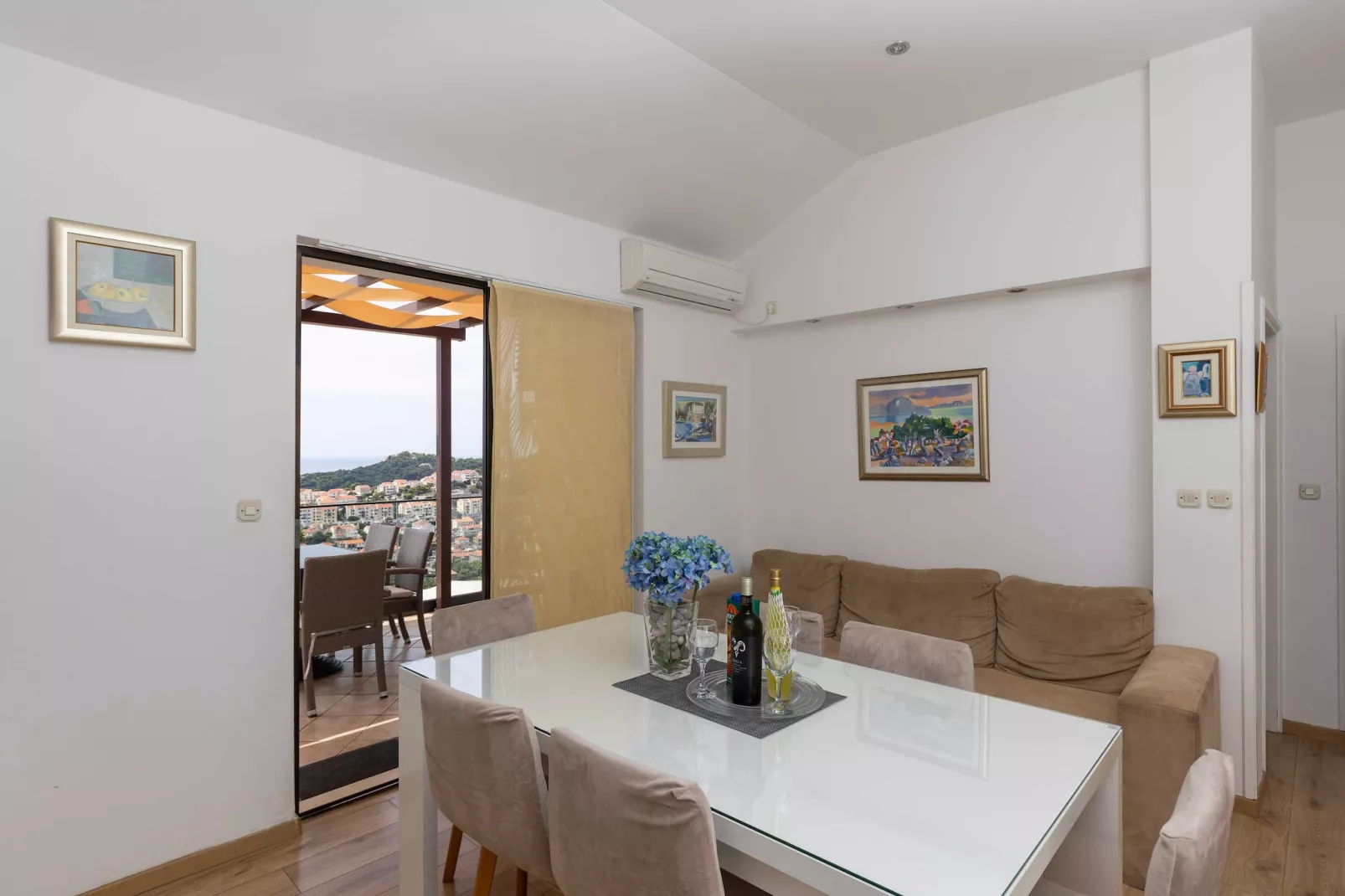 Guest House Kono - Two-Bedroom Apartment with Balcony and Sea View - Marka Gjaje Street - Dining room