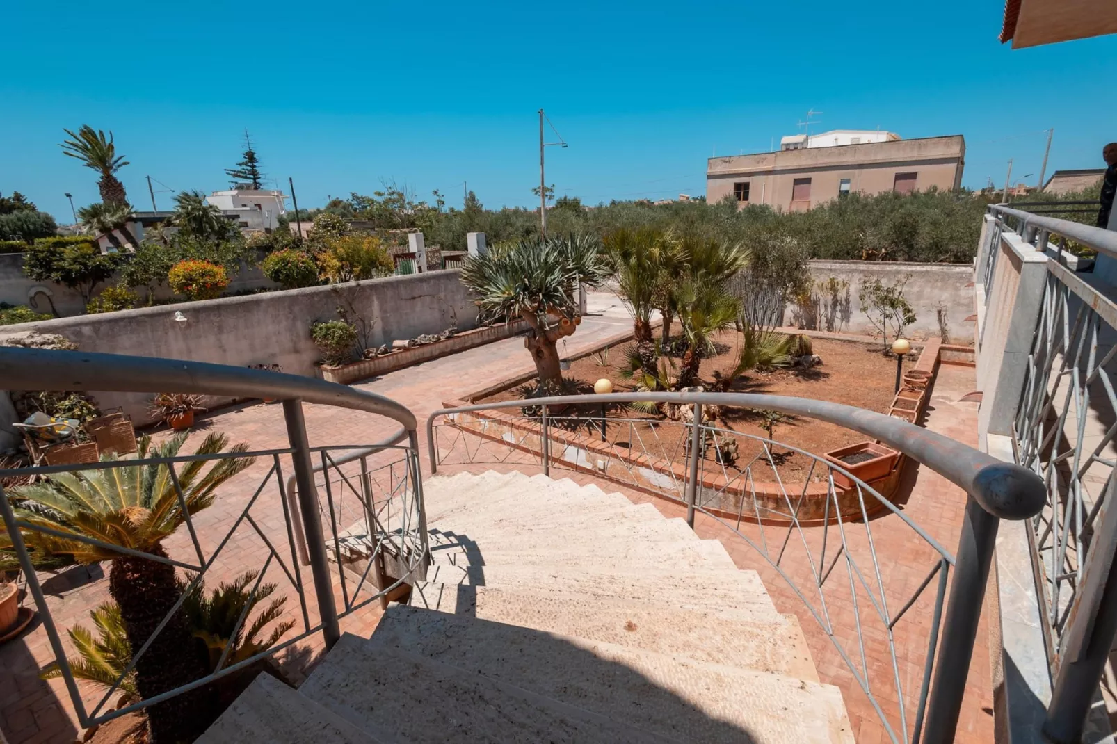 Villa Cloe - Gardens in summer