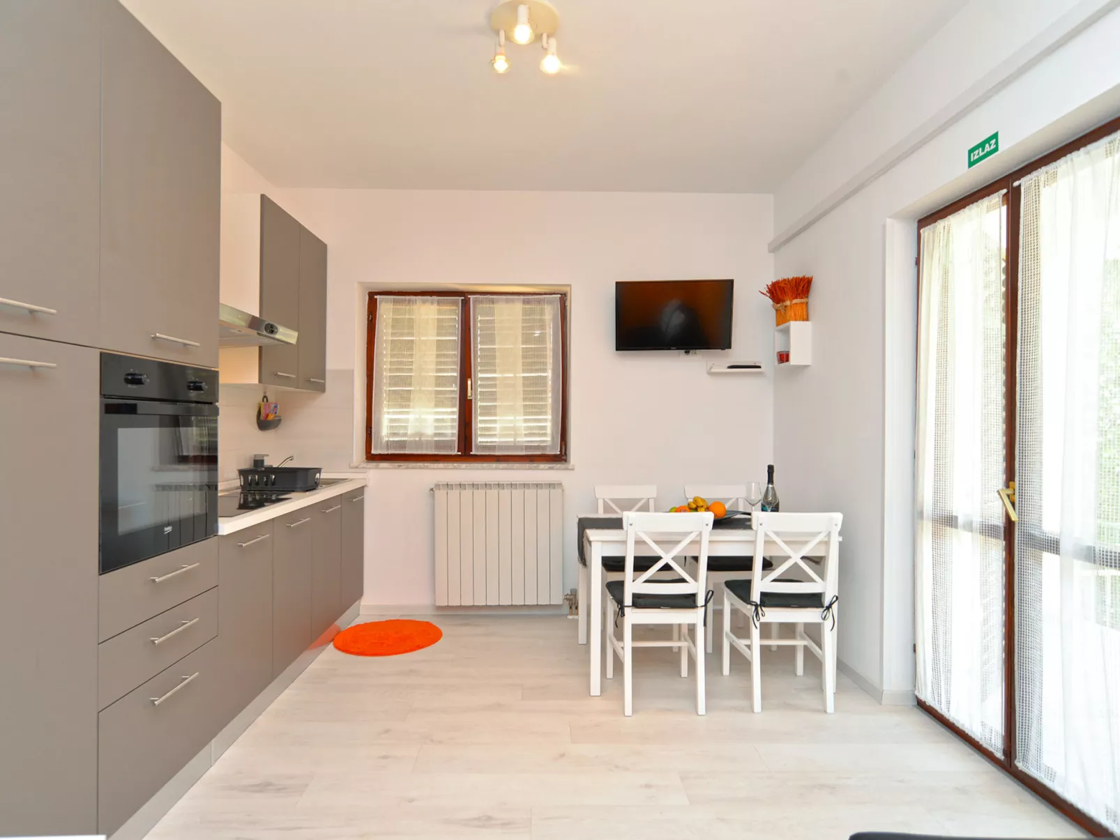 Apartment 242 - Dedans