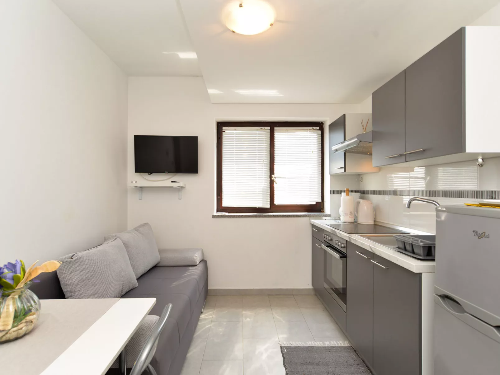 Apartment 242 - Dedans