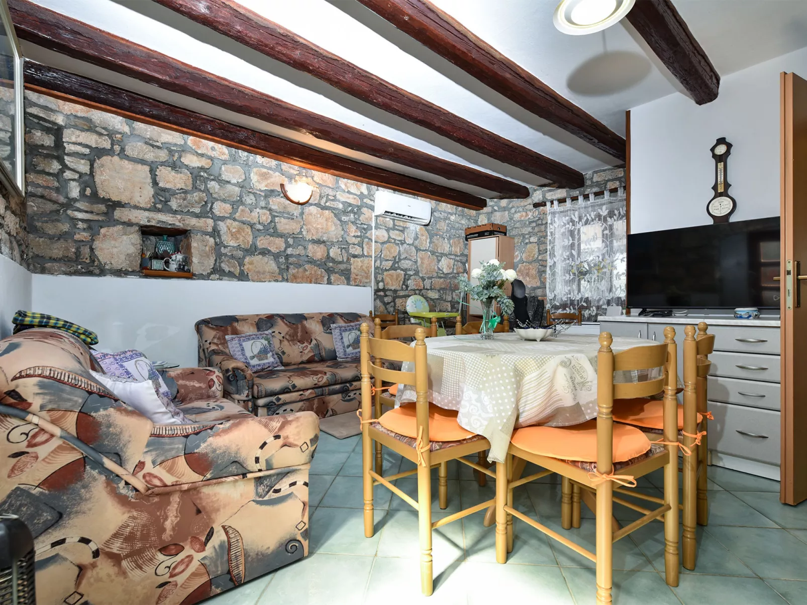 House 2370 - Drinnen