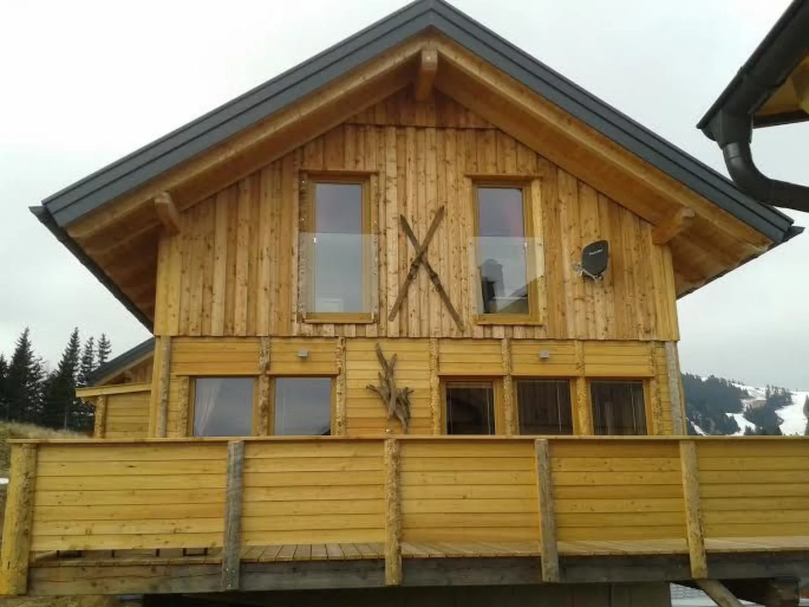 Gemütliche Bergehütte für acht Personen mit Outdoor-Badefass und Sauna - Outside