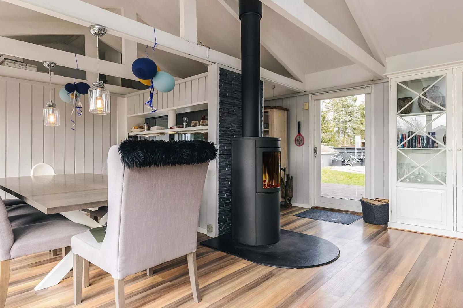 Poolhaus mit Bouleplatz