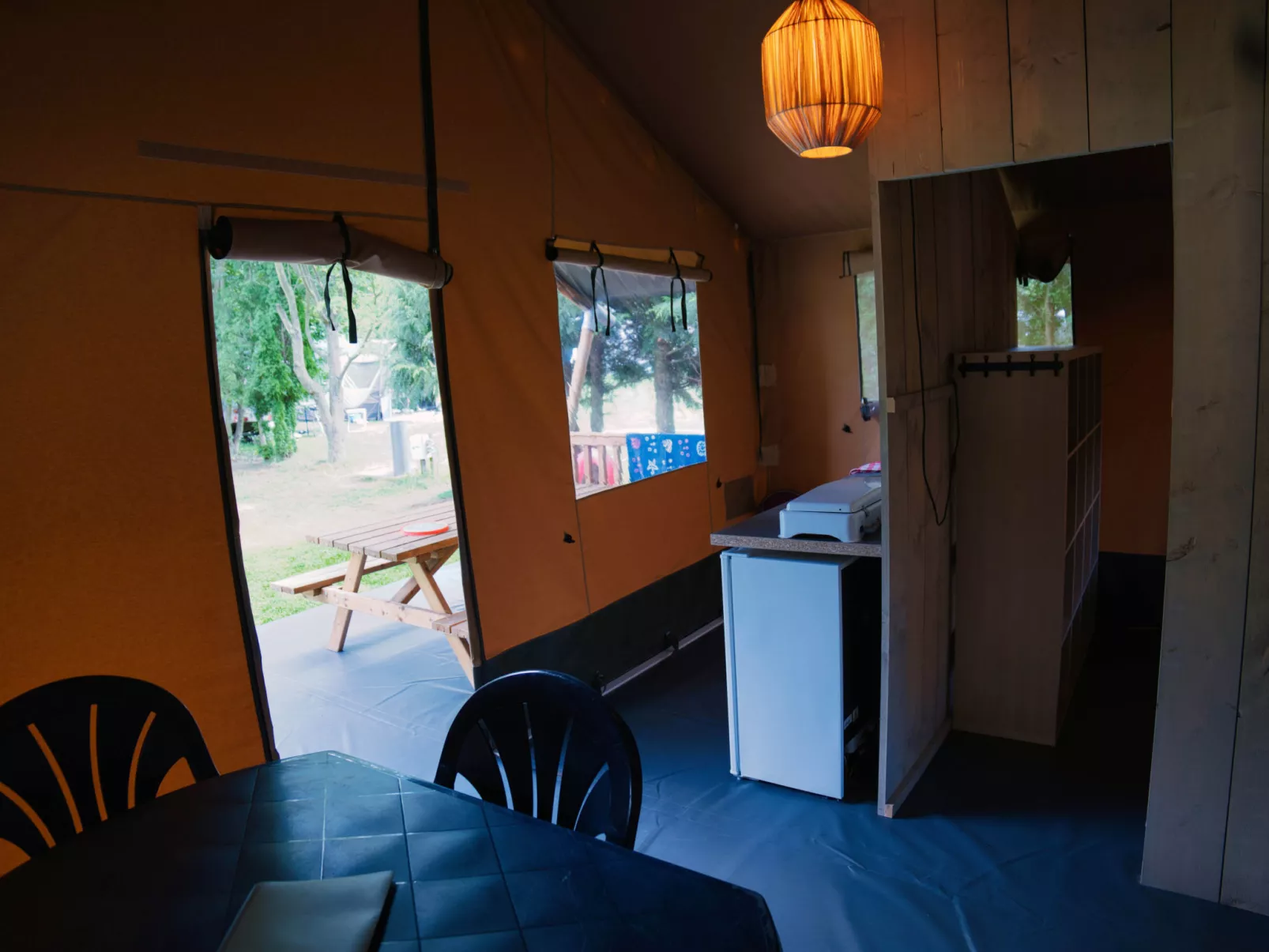 Camping 2000 - Safaritent Medium - Drinnen