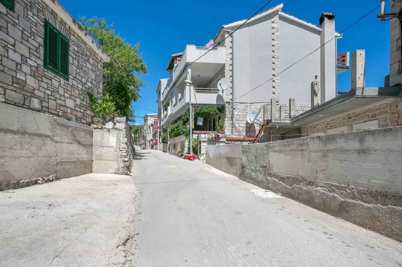 Apartmani Sidrana - Exterior in summer